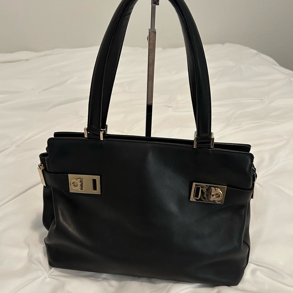 Elegant Black Leather Handbag - Picture 1 of 16